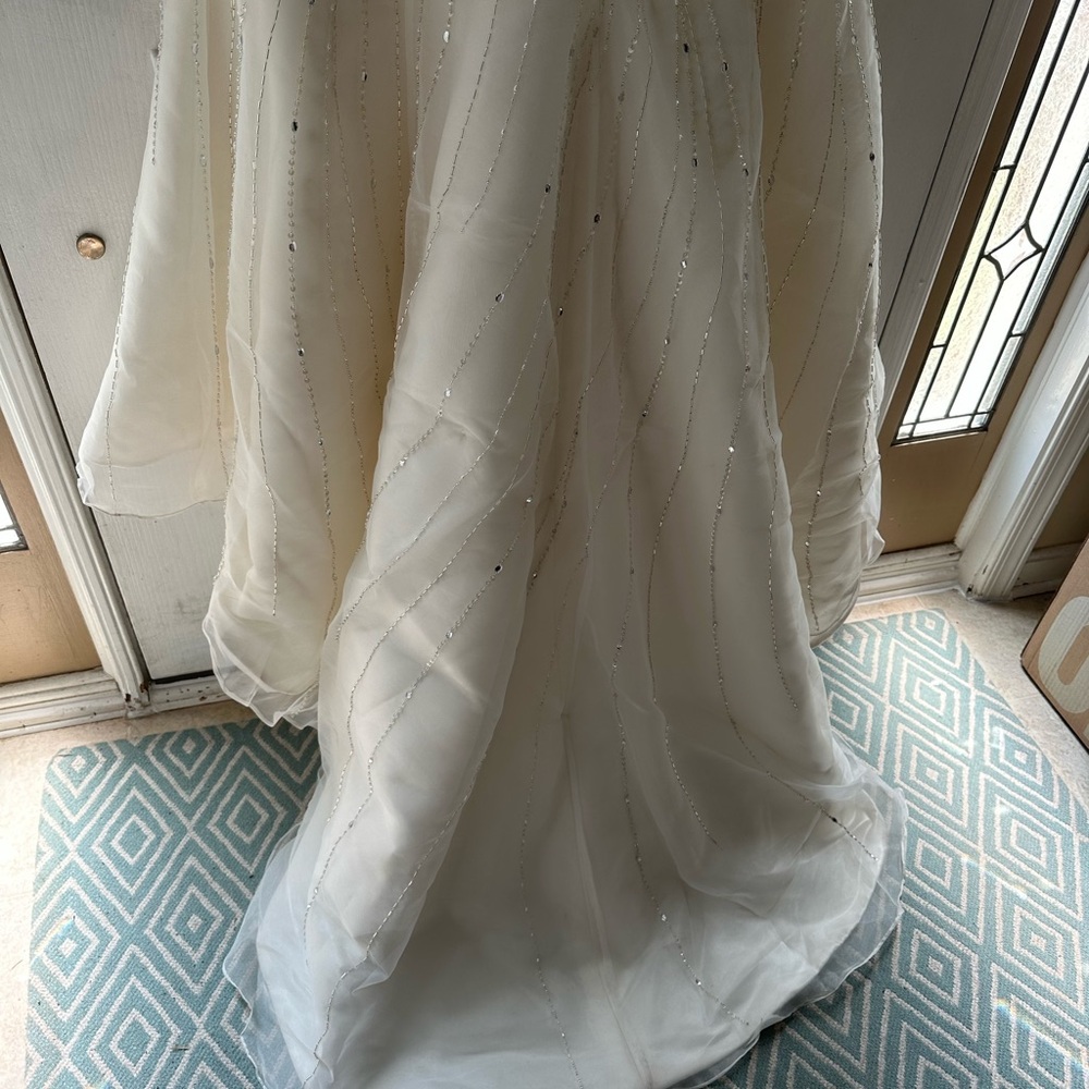 Elegant beaded ivory Wedding Dress with train - Picture 5 of 16